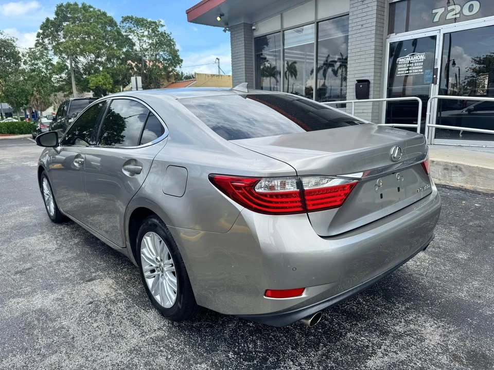 2015 Lexus ES 6th Gen - Image 5 of 19