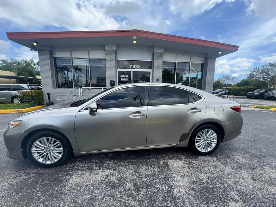 2015 Lexus ES 6th Gen - Image 7 of 19