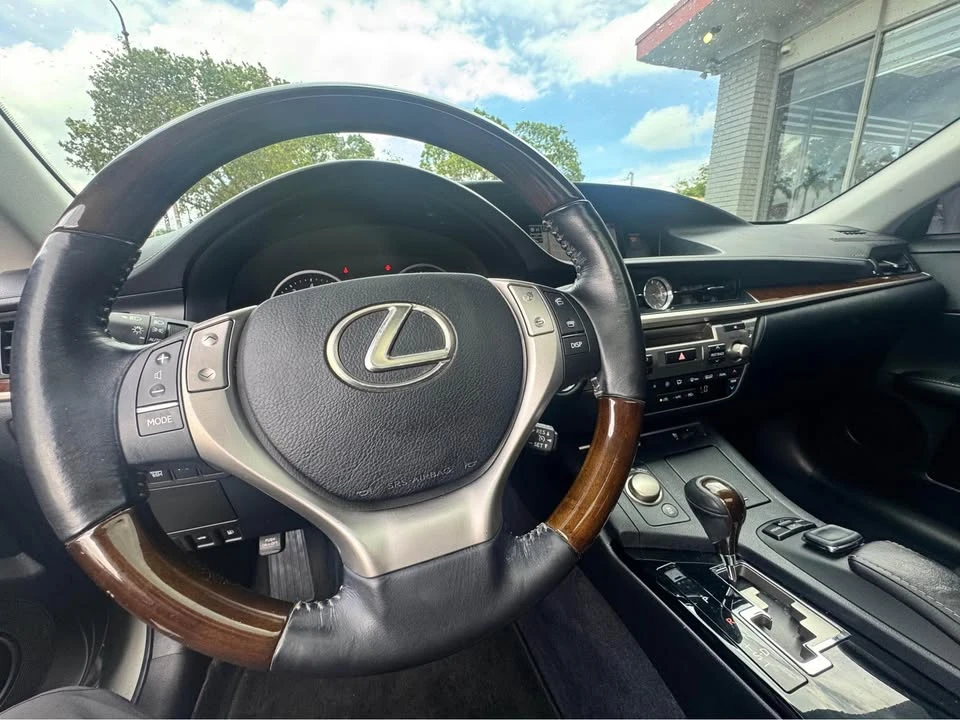 2015 Lexus ES 6th Gen - Image 14 of 19