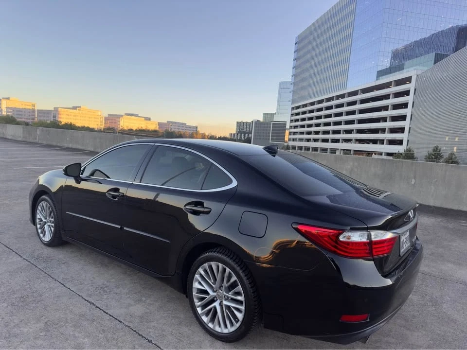 2015 Lexus ES 6th Gen - Image 2 of 18