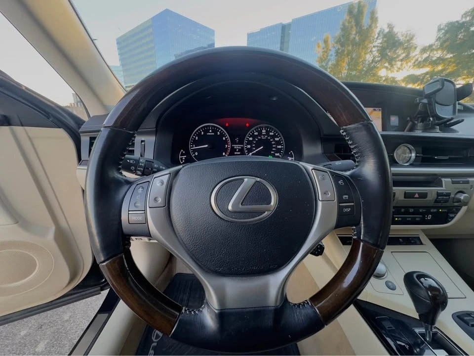 2015 Lexus ES 6th Gen - Image 16 of 18
