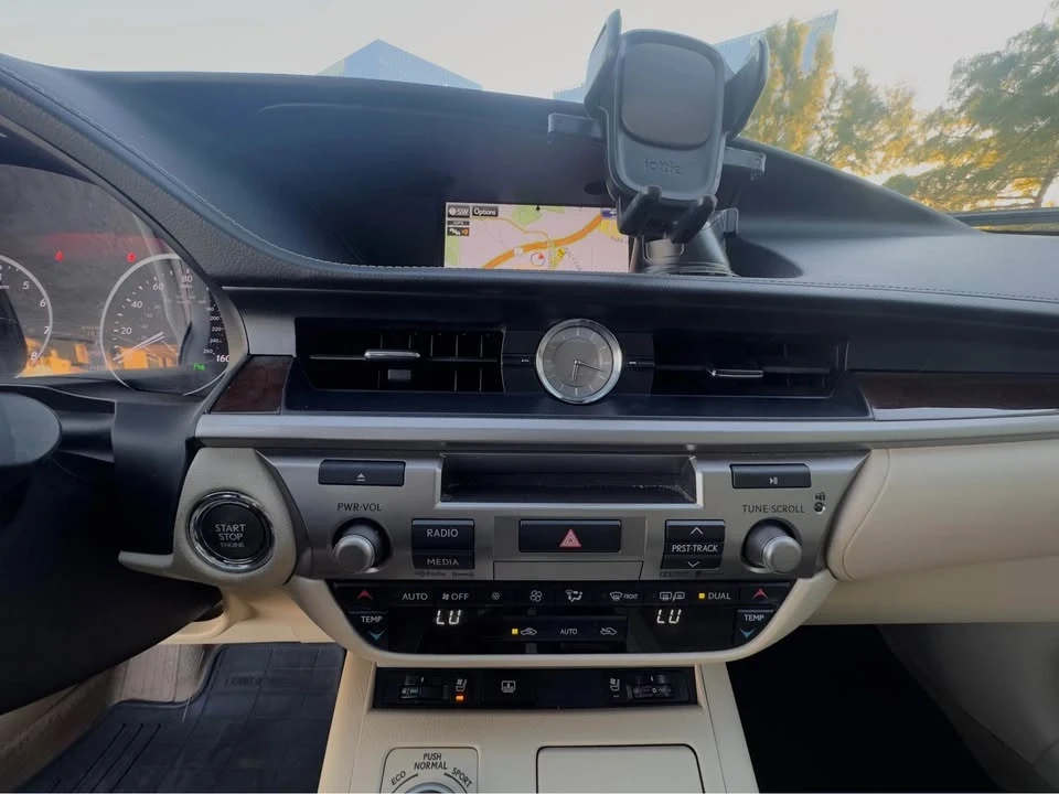 2015 Lexus ES 6th Gen - Image 17 of 18