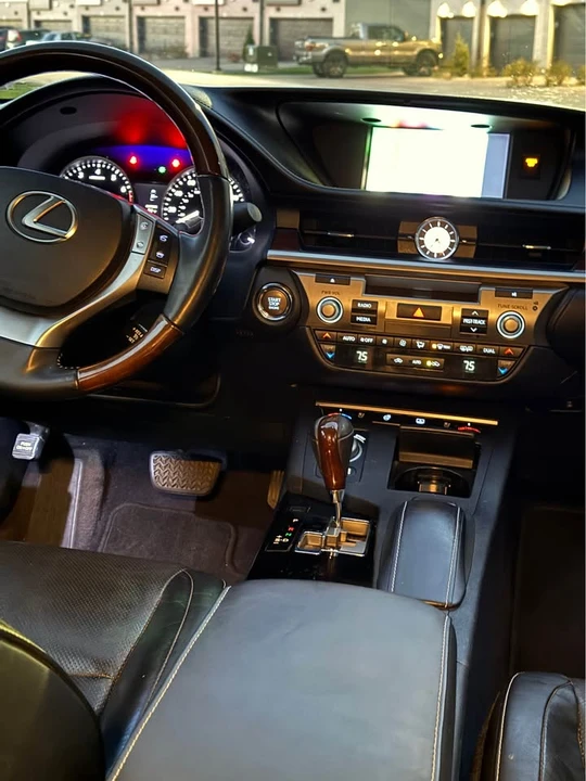 2015 Lexus ES 6th Gen - Image 19 of 20