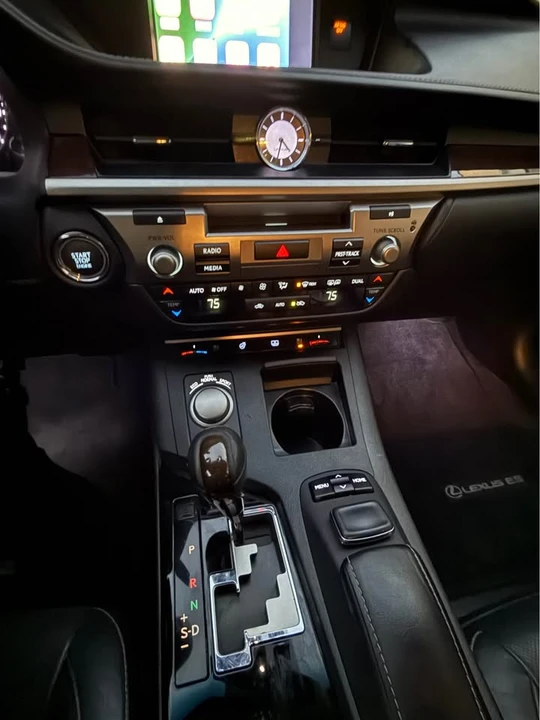 2015 Lexus ES 6th Gen - Image 11 of 20
