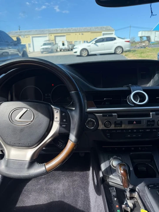 2015 Lexus ES 6th Gen - Image 8 of 12