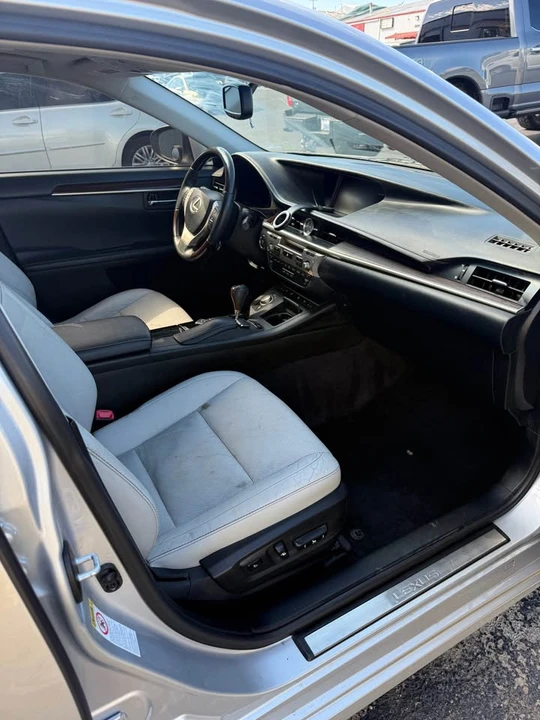 2015 Lexus ES 6th Gen - Image 11 of 12