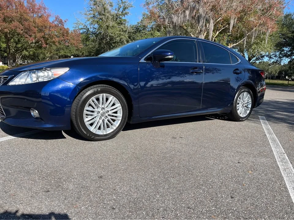 2015 Lexus ES 6th Gen - Image 6 of 16