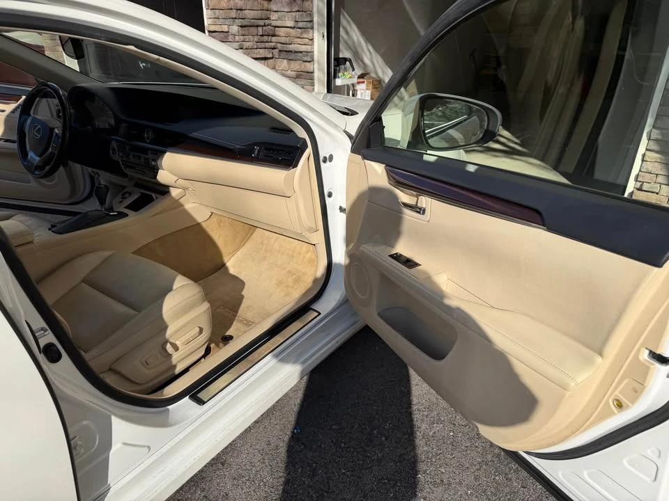 2015 Lexus ES 6th Gen - Image 10 of 12