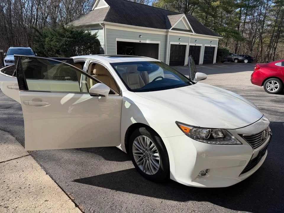 2015 Lexus ES 6th Gen - Image 11 of 12