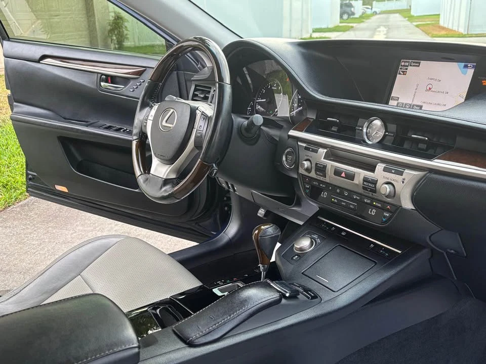 2015 Lexus ES 6th Gen - Image 12 of 16