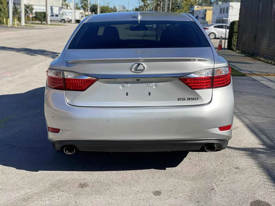 2015 Lexus ES 6th Gen - Image 5 of 13