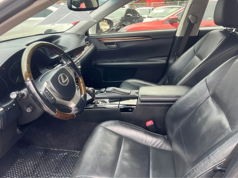 2015 Lexus ES 6th Gen - Image 2 of 5