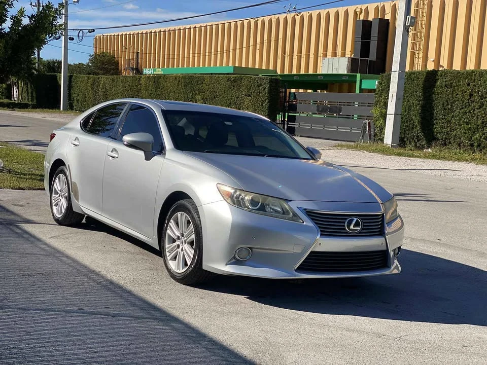2015 Lexus ES 6th Gen - Image 2 of 13