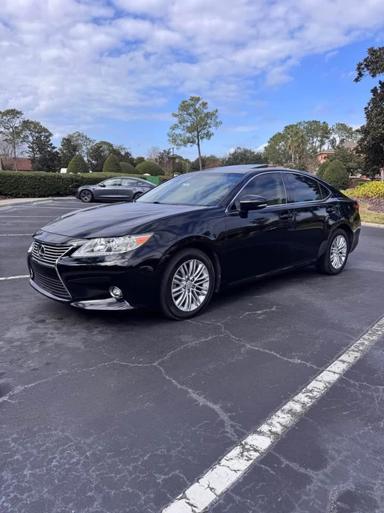 2015 Lexus ES 6th Gen - Image 5 of 11