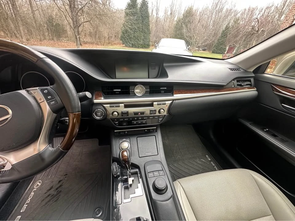 2015 Lexus ES 6th Gen - Image 13 of 18