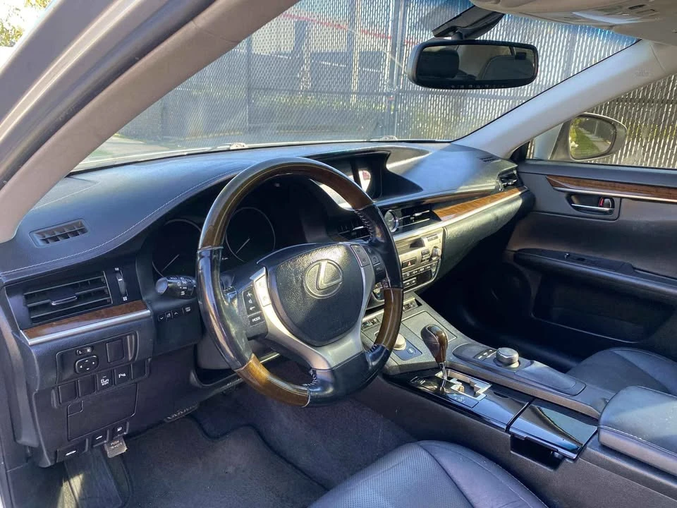 2015 Lexus ES 6th Gen - Image 10 of 13