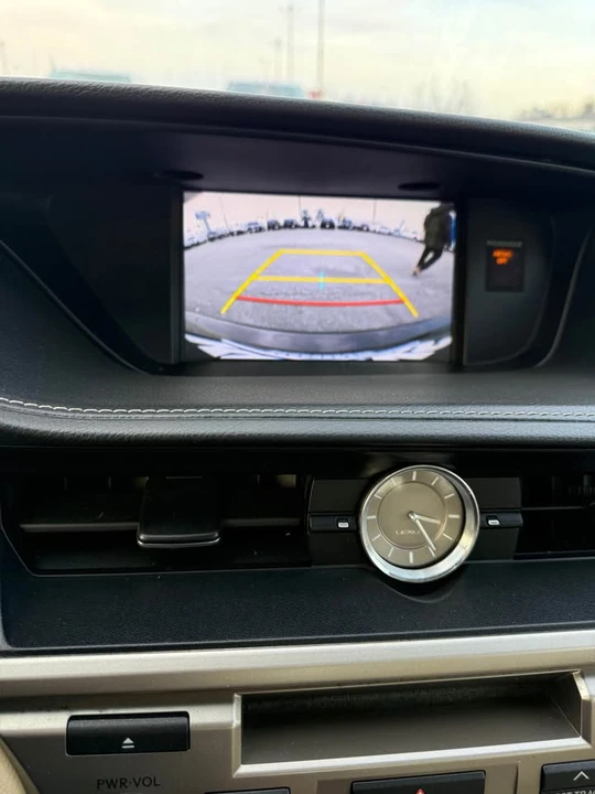 2015 Lexus ES 6th Gen - Image 8 of 10
