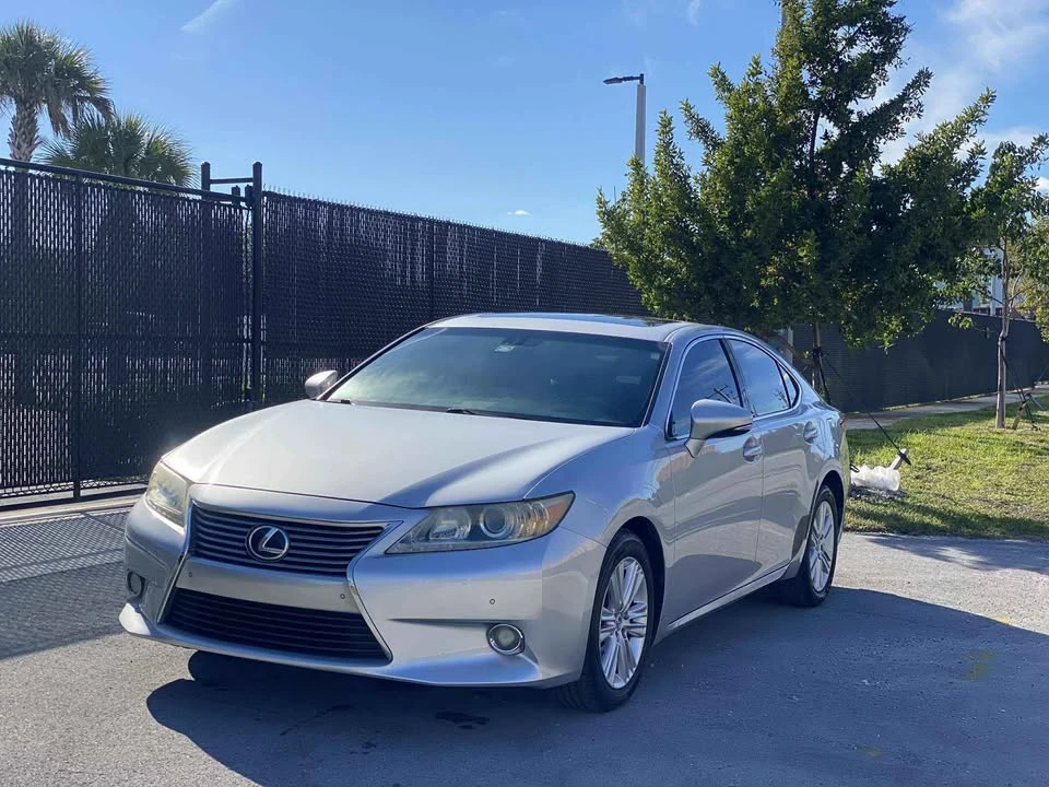 2015 Lexus ES 6th Gen - Image 3 of 14