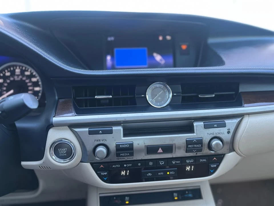 2015 Lexus ES 6th Gen - Image 13 of 18