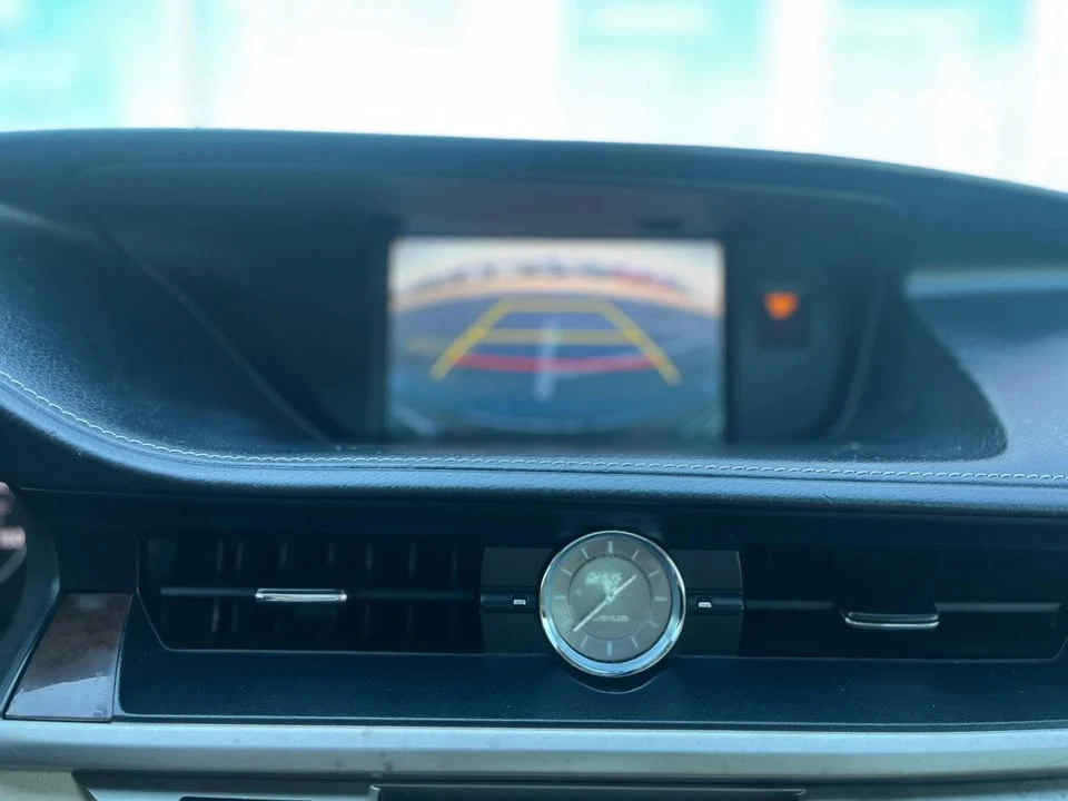 2015 Lexus ES 6th Gen - Image 16 of 18