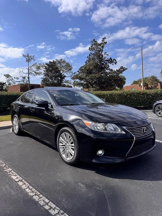 2015 Lexus ES 6th Gen - Image 14 of 15