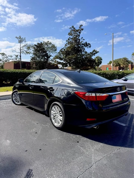 2015 Lexus ES 6th Gen - Image 8 of 15