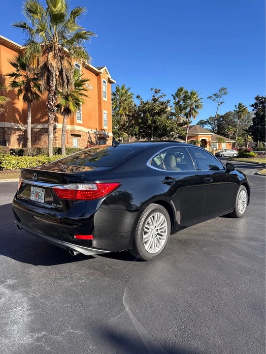 2015 Lexus ES 6th Gen - Image 4 of 15