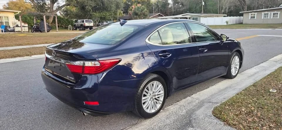 2015 Lexus ES 6th Gen - Image 14 of 18