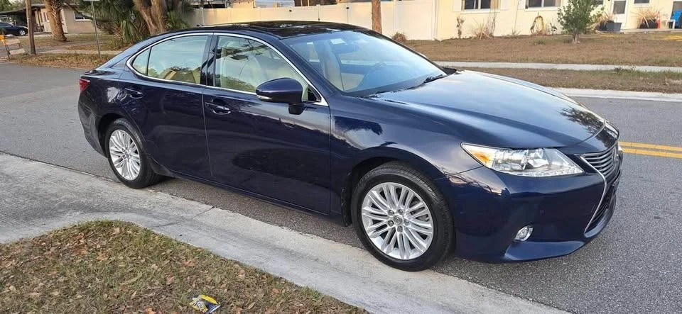 2015 Lexus ES 6th Gen - Image 17 of 18