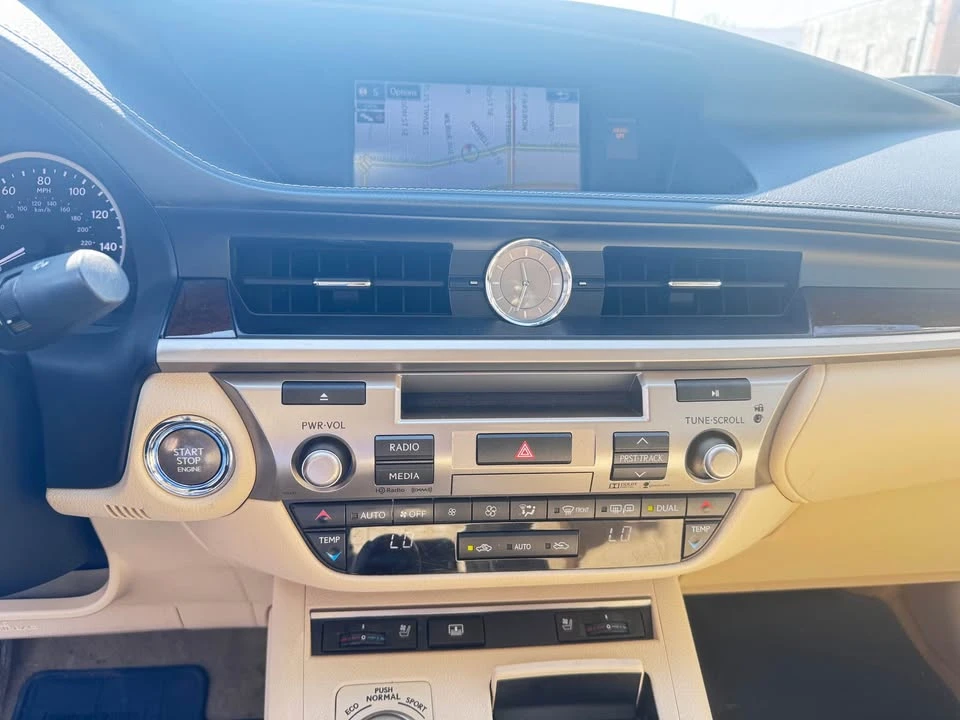 2015 Lexus ES 6th Gen - Image 10 of 12