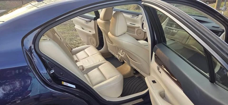 2015 Lexus ES 6th Gen - Image 9 of 18