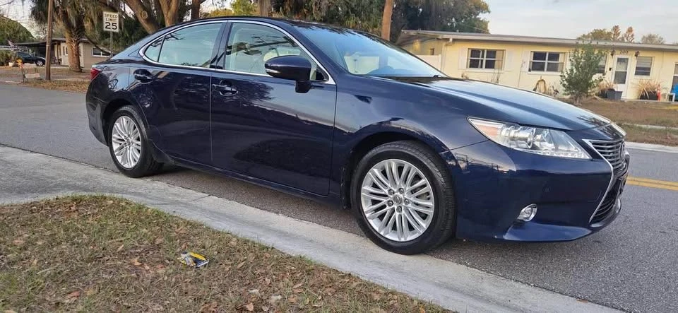 2015 Lexus ES 6th Gen - Image 15 of 18