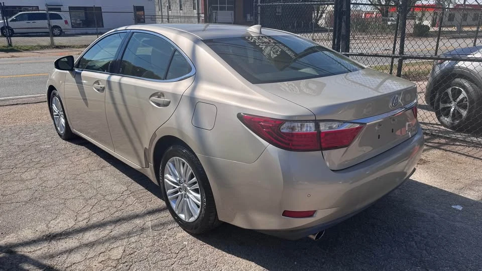 2015 Lexus ES 6th Gen - Image 6 of 12