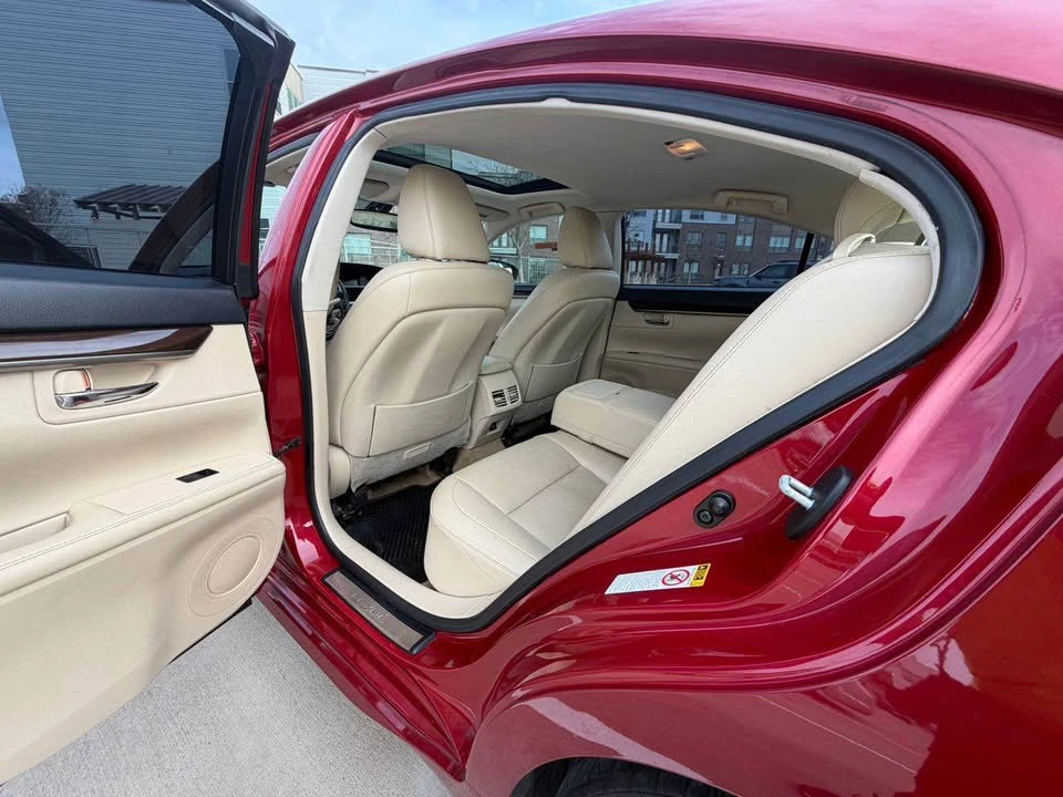 2015 Lexus ES 6th Gen - Image 12 of 19