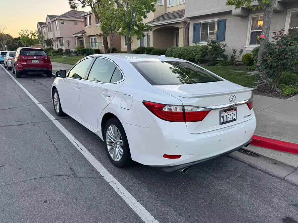 2015 Lexus ES 6th Gen - Image 4 of 10