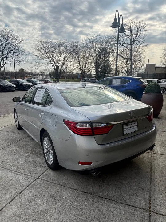 2015 Lexus ES 6th Gen - Image 4 of 18