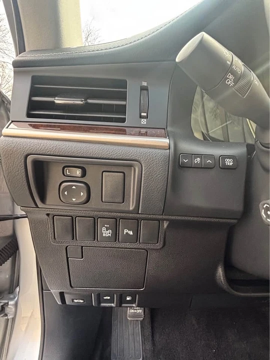 2015 Lexus ES 6th Gen - Image 9 of 18