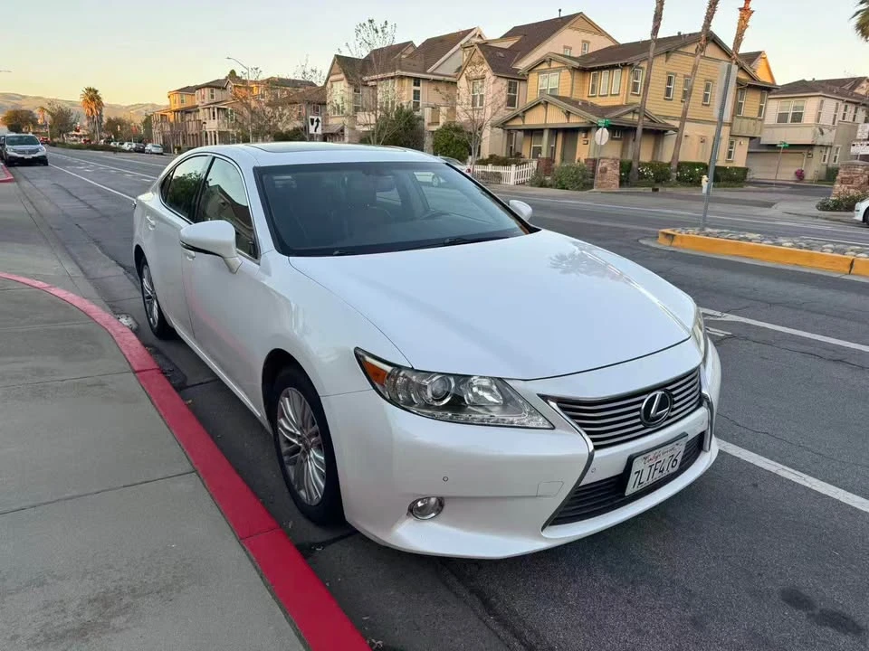2015 Lexus ES 6th Gen - Image 6 of 10