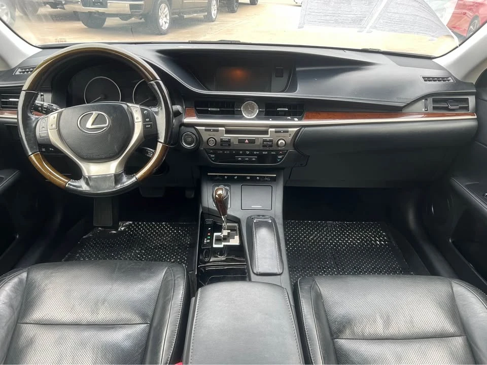 2015 Lexus ES 6th Gen - Image 4 of 5