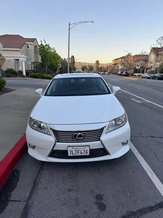 2015 Lexus ES 6th Gen - Image 2 of 10