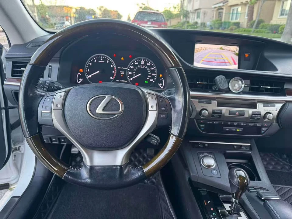 2015 Lexus ES 6th Gen - Image 9 of 10