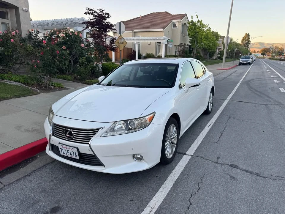 2015 Lexus ES 6th Gen - Image 2 of 11
