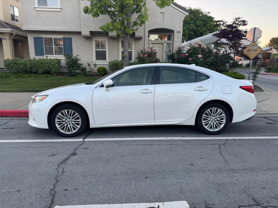 2015 Lexus ES 6th Gen - Image 3 of 11