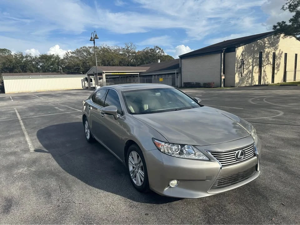 2015 Lexus ES 6th Gen - Image 2 of 7