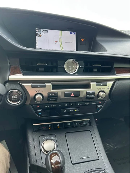 2015 Lexus ES 6th Gen - Image 13 of 17