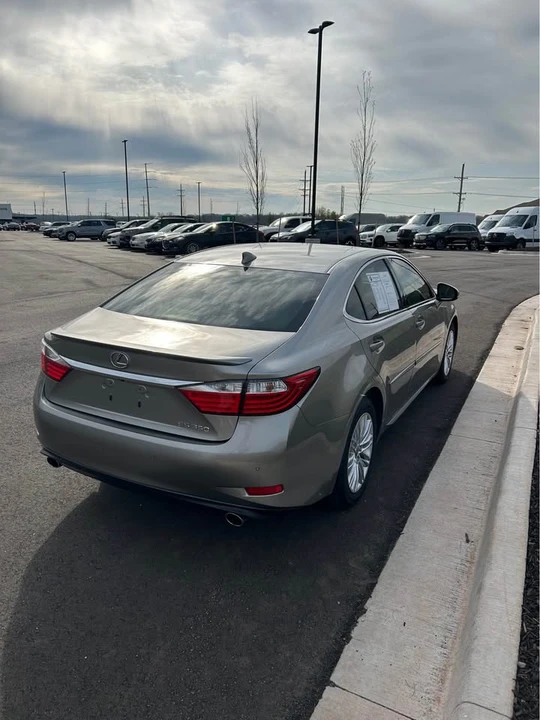 2015 Lexus ES 6th Gen - Image 5 of 17