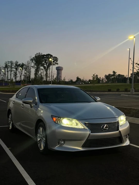 2015 Lexus ES 6th Gen - Image 8 of 9