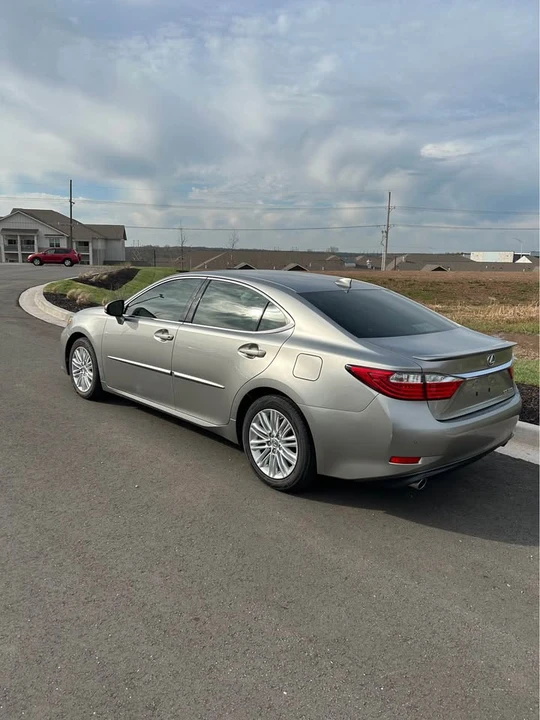 2015 Lexus ES 6th Gen - Image 3 of 17
