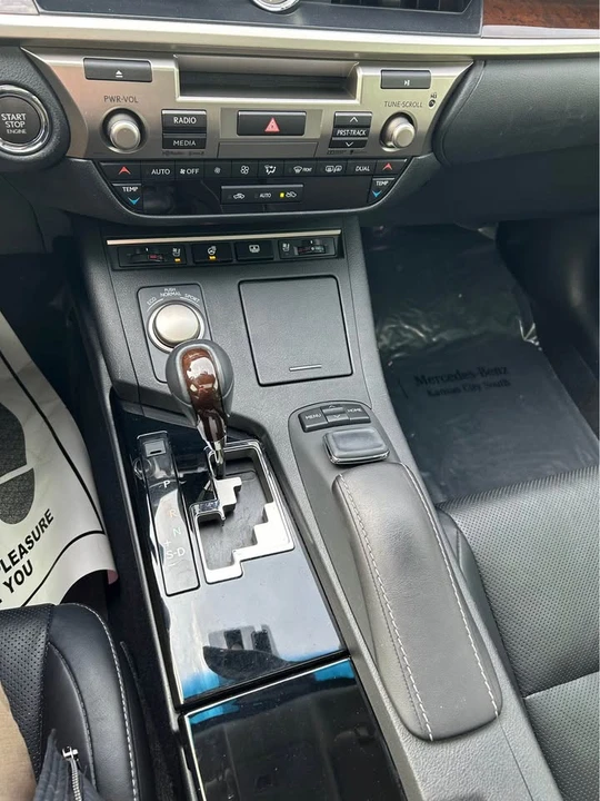 2015 Lexus ES 6th Gen - Image 14 of 17