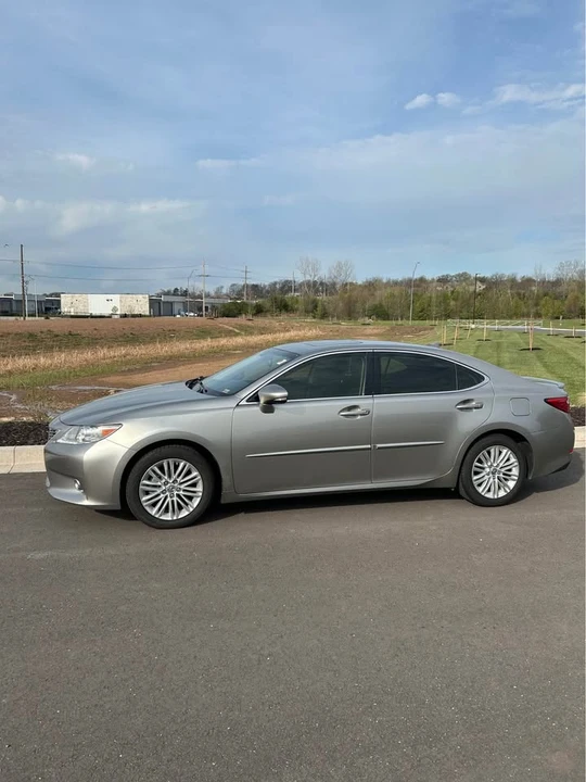 2015 Lexus ES 6th Gen - Image 2 of 17